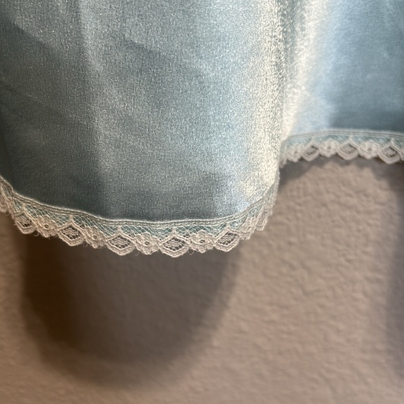 Oscar de la Renta blue satin lace scalloped flutter shoulders nightgown - Picture 4 of 6